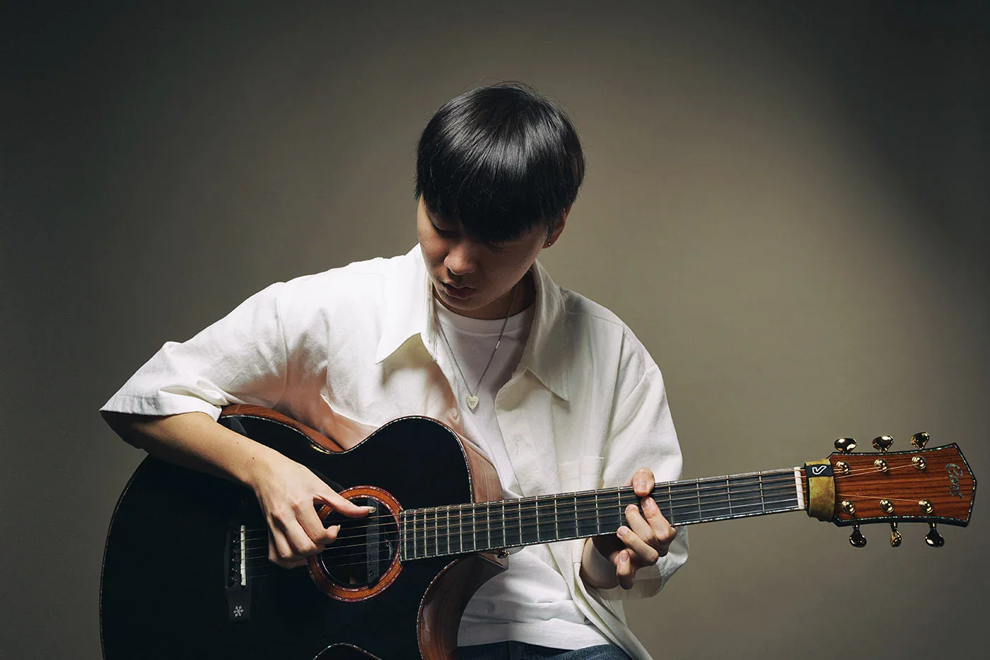 Jinsan Kim up close: Gruv Gear’s fingerstyle spotlight on a fast Korean acoustic guitarist