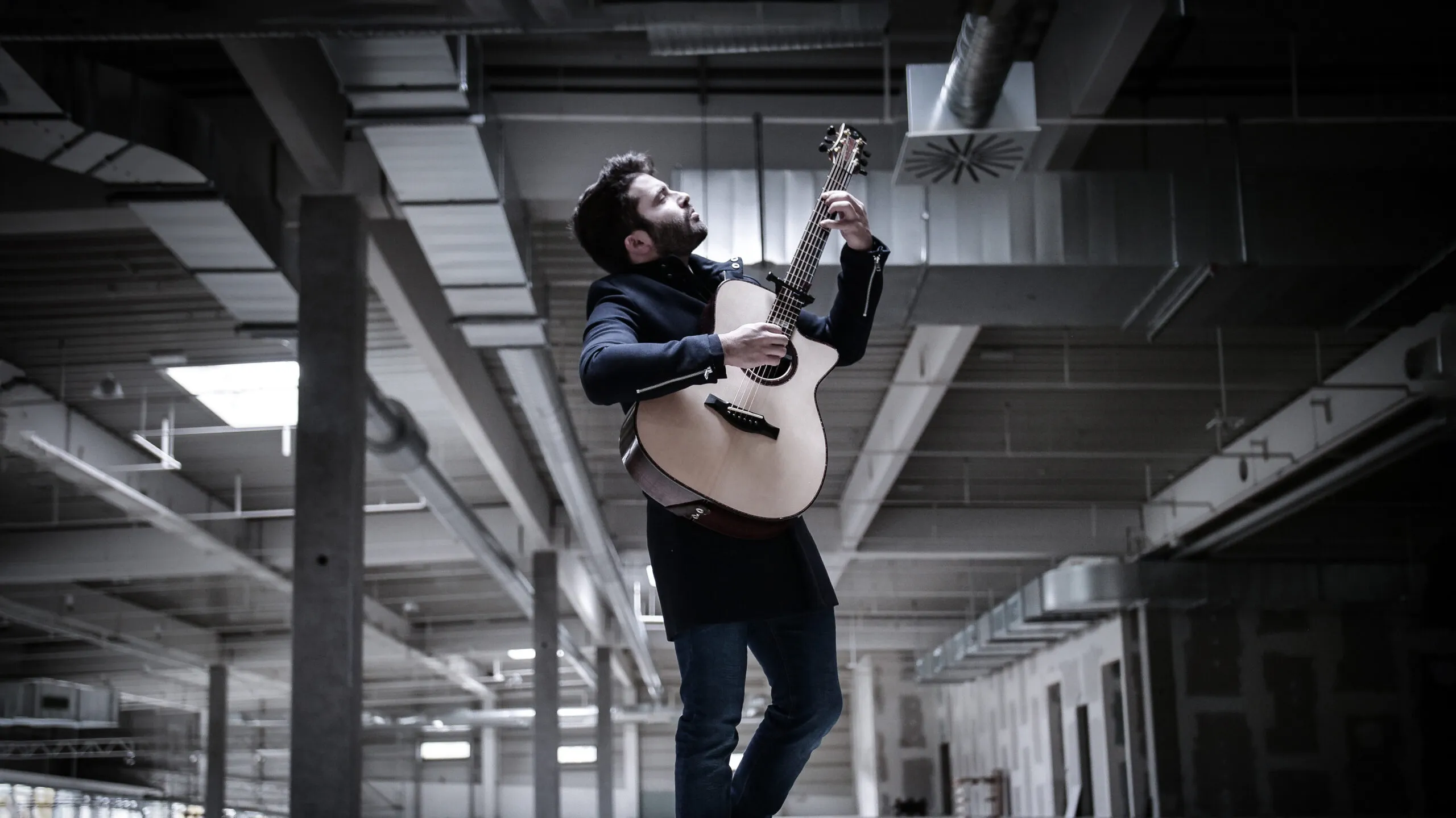 Luca Stricagnoli turns fingerstyle guitar into a full-body visual stunt