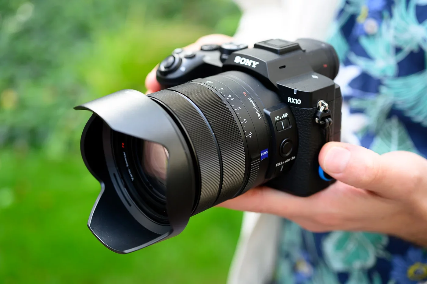 Sony RX10 V: la cámara bridge de 24–600 mm que se siente como un equipo de fauna salvaje de una sola pieza